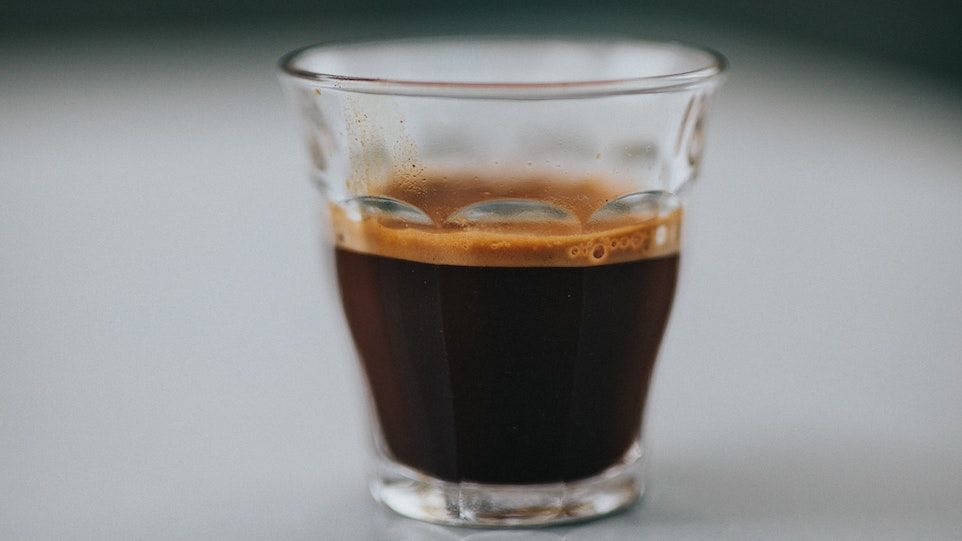 Glas mit Espresso 