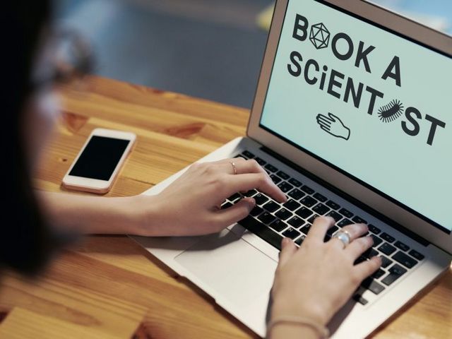 Laptop-Screen mit Logo "Book a Scientist"