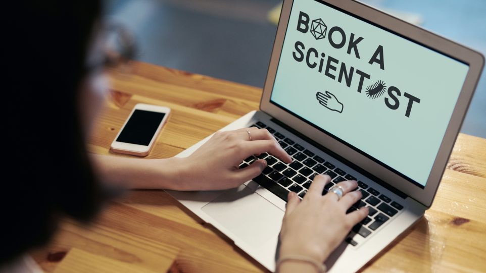 Laptop-Screen mit Logo "Book a Scientist"