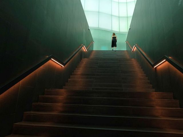 Frau auf einer Treppe