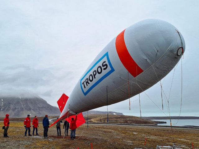 Der Fesselballon "BELUGA" kurz vor dem Start, im Hintergrund Blick auf den Kongsfjord. ​