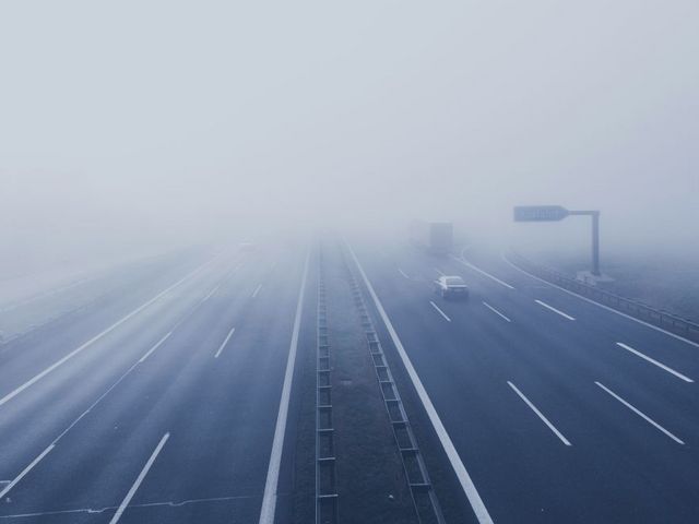 Autobahn im Nebel