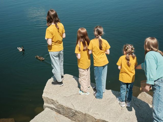 Mutter mit vier Kindern an einem See