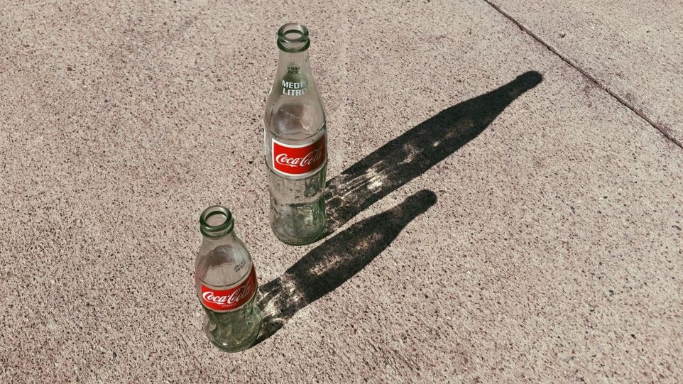 Zwei leere Colaflaschen