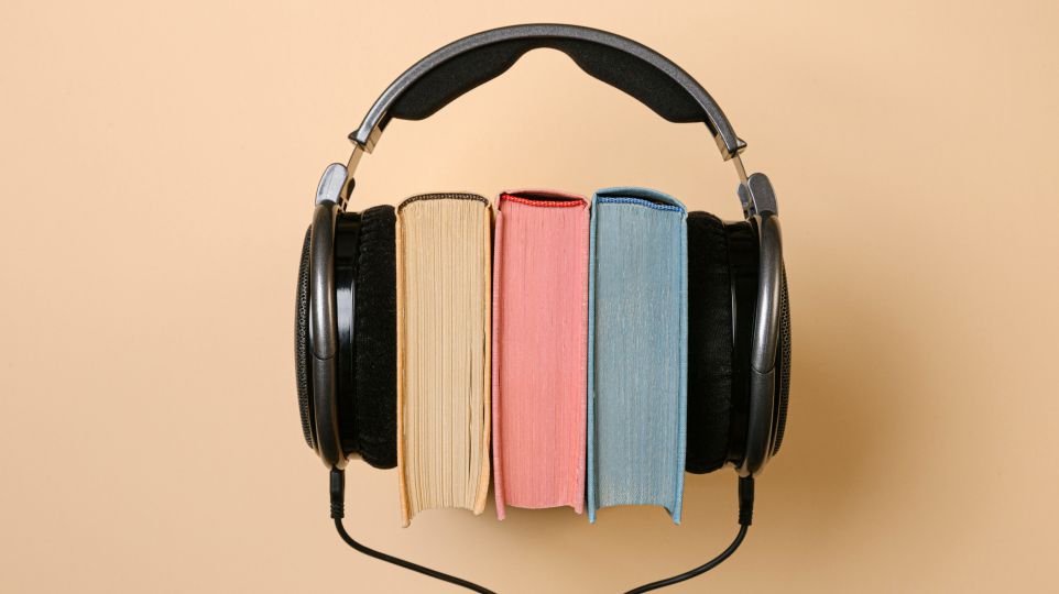 Kopfhörer umklammert Bücher公司